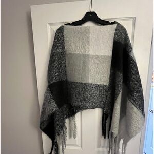 Janine Apparel fringed pancho   100% acrylic-